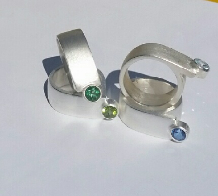 Breiter Ring mit einem Edelstein