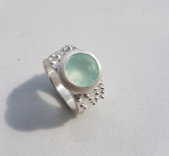 Stachelring mit einem Chalcedon