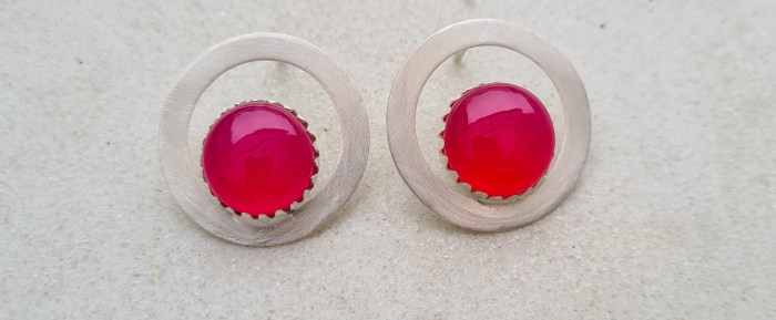 Große, runde Ohrstecker mit einem leuchtend pinkfarbenen Chalcedon.