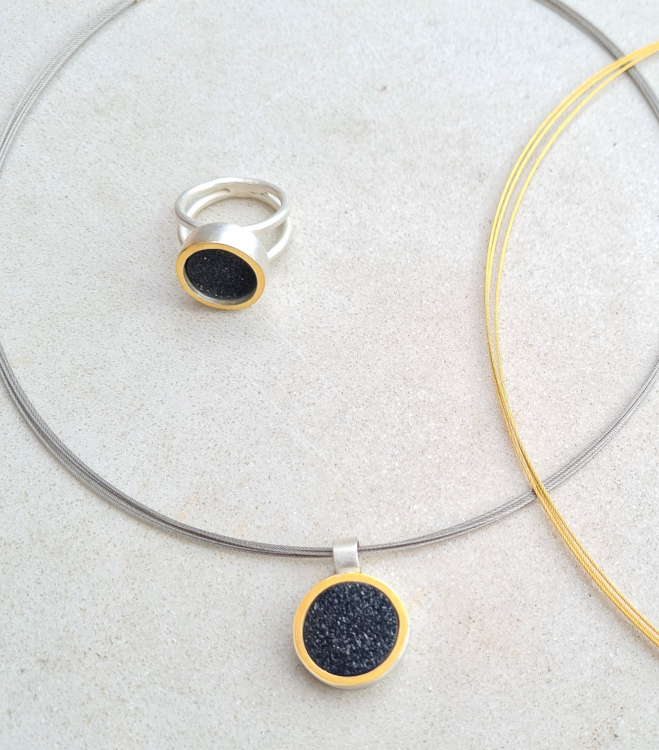 Schlichter, attraktiver Ring mit einem Achatkristall mit goldenem Rand