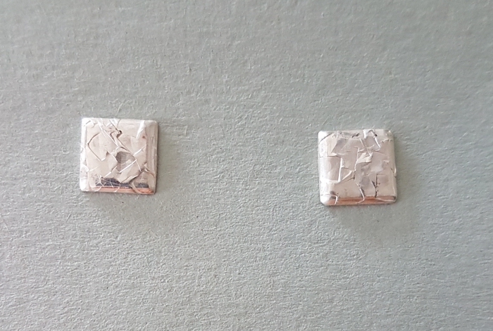 Kleine, quadratische Ohrstecker mit Struktur