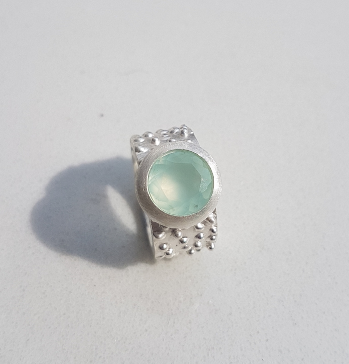 Stachelring mit einem Chalcedon