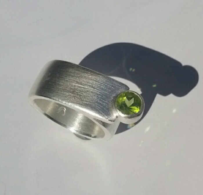 Breiter Ring mit einem Edelstein