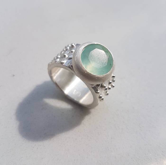 Stachelring mit einem Chalcedon