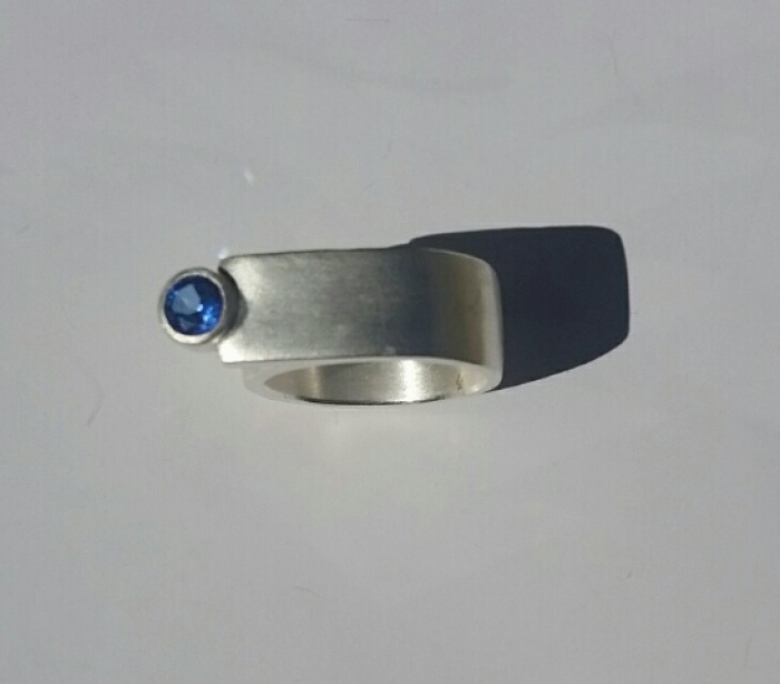 Breiter Ring mit einem Edelstein