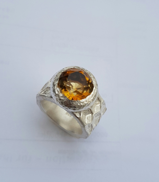 Breiter, massiver Ring Biene