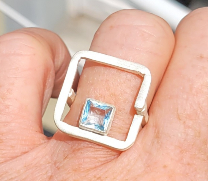 Ring " Leichtigkeit", quadratisch,  mit einem Topas von 6 mm.