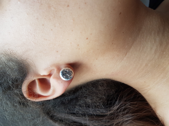 Plastisch wirkende Ohrstecker mit Struktur