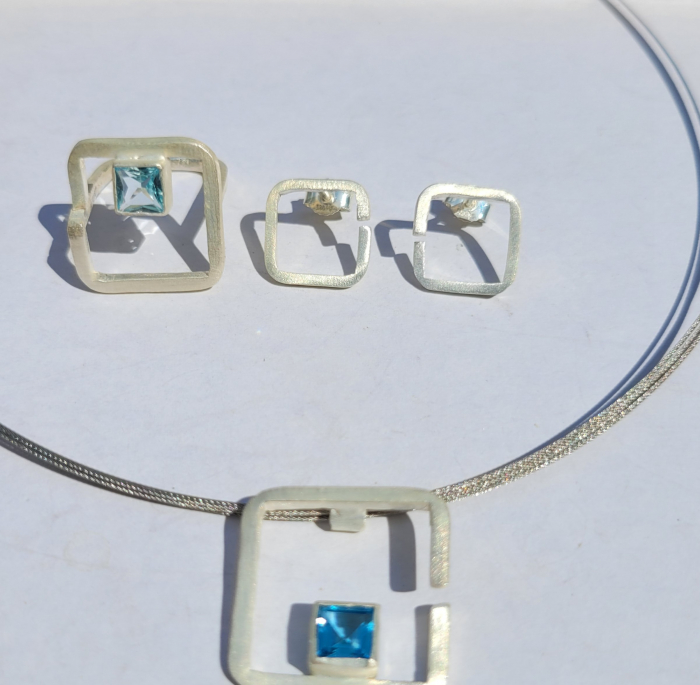 Ring " Leichtigkeit", quadratisch,  mit einem Topas von 6 mm.