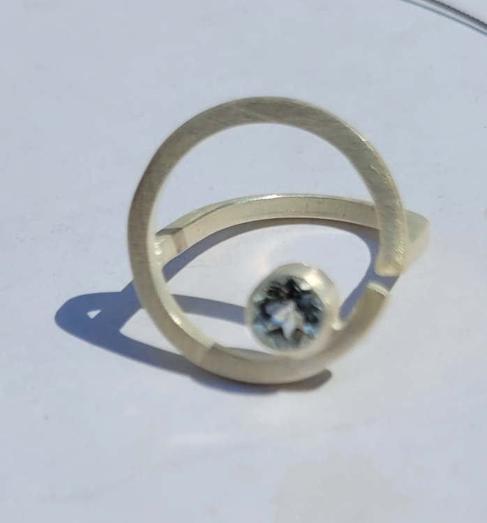 Ring " Leichtigkeit" mit einem Topas von 8 mm.