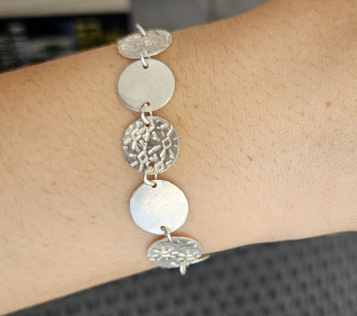 Blättchenarmband mit Prägung