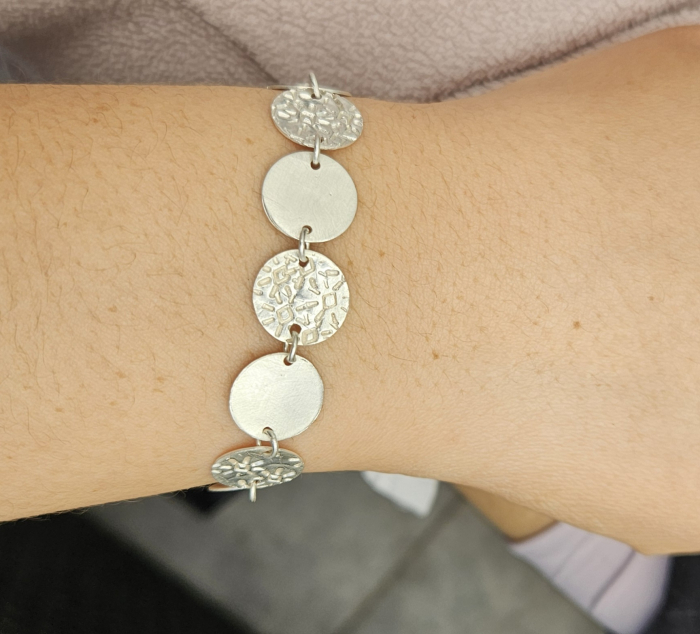 Blättchenarmband mit Prägung