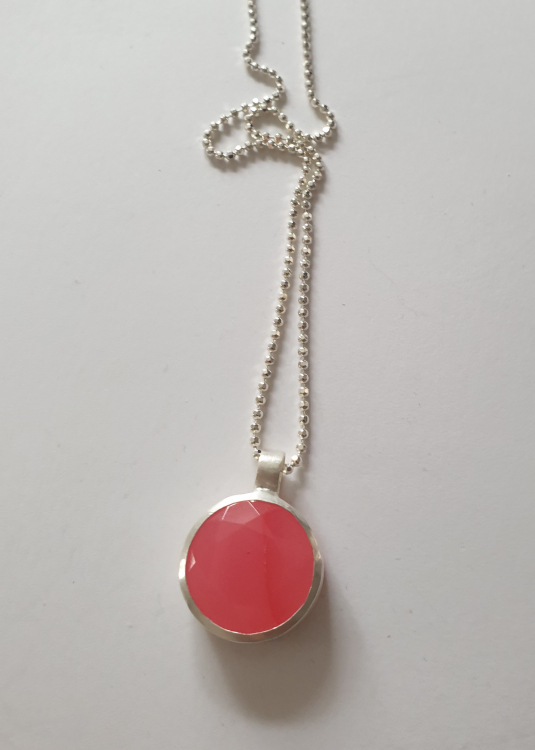 Anhänger mit einem pinkfarbenen Edelstein