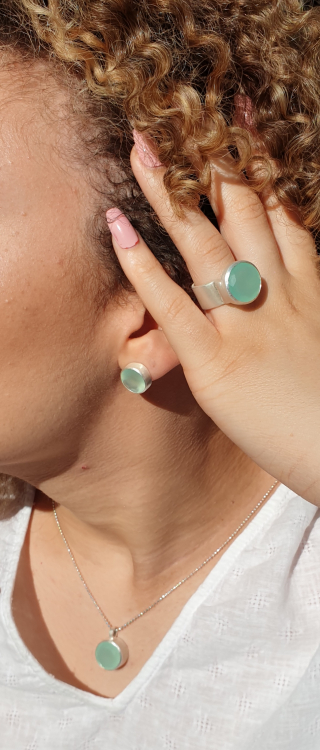 Ring mit einem großen, hellblauen Chalcedon