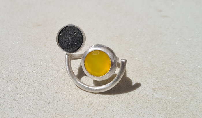 Ausgefallener Ring mit zwei Edelsteinen