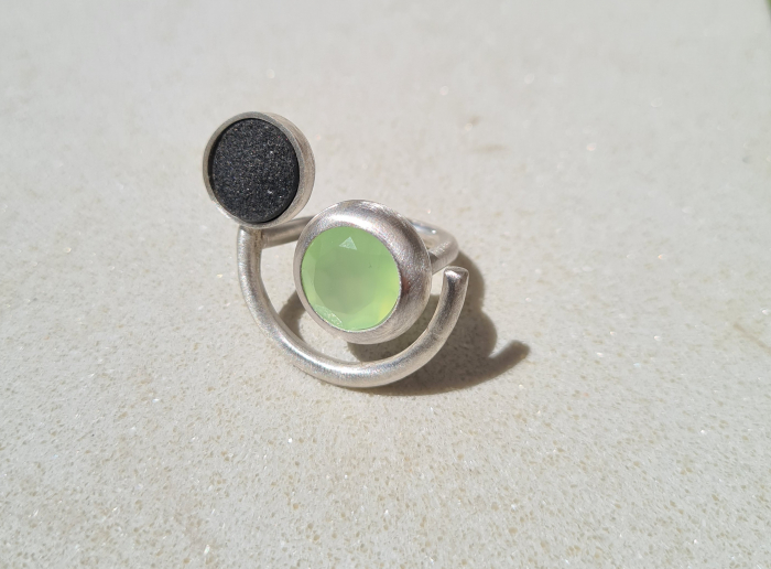 Ausgefallener Ring mit zwei Edelsteinen