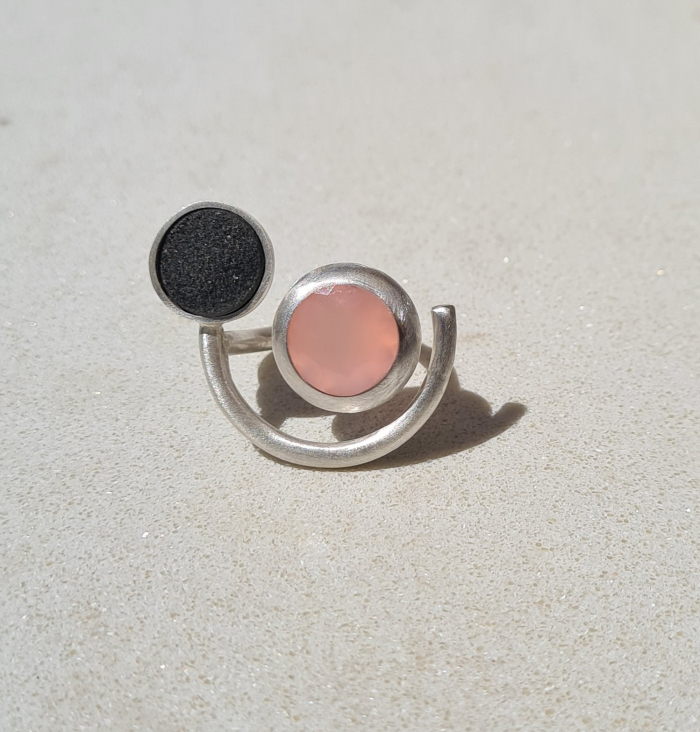 Ausgefallener Ring mit zwei Edelsteinen