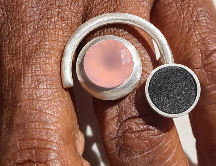 Ausgefallener Ring mit zwei Edelsteinen
