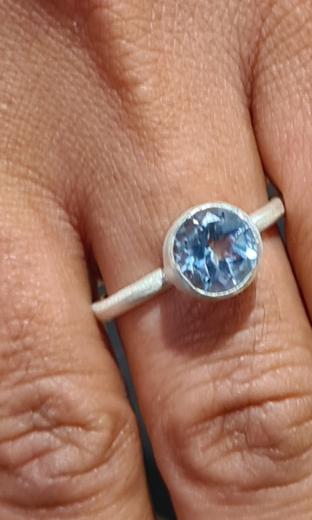 Feiner Ring mit einem funkelnden Edelstein