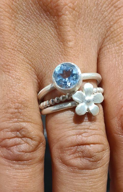Feiner Ring mit einem funkelnden Edelstein
