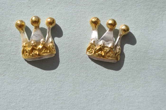 Krönchenohrstecker mit goldplattierten Highlights