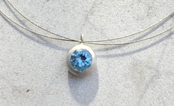 Kleiner Anhänger mit einem Topas.