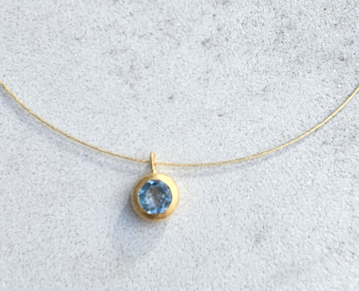 Kleiner, goldplattierter Topasanhänger.