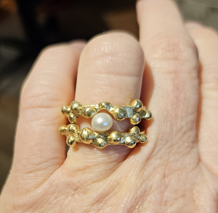 Doppelter Kugelring mit einer Perle und goldplattiert.