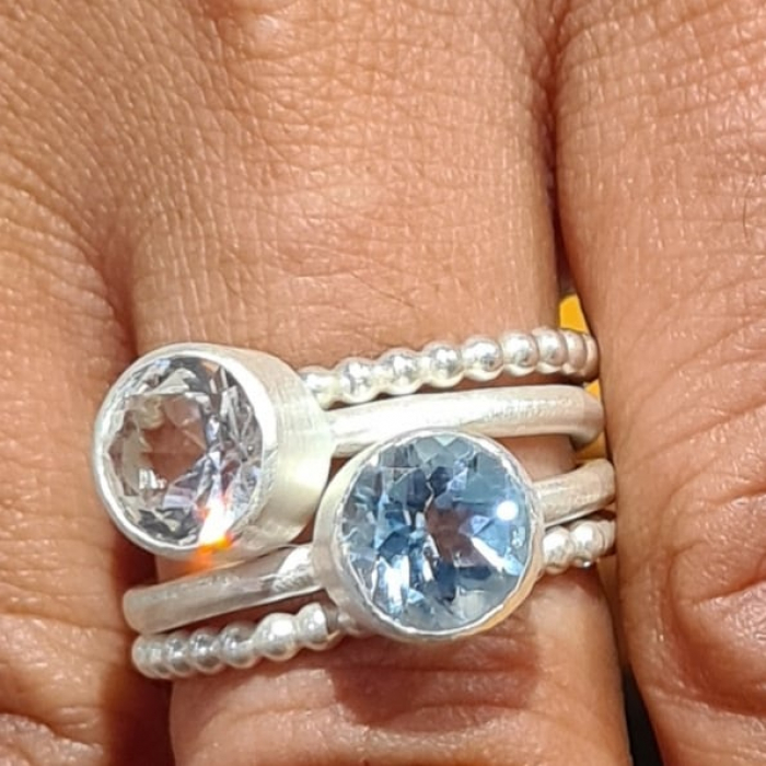 Feiner Ring mit einem funkelnden Edelstein